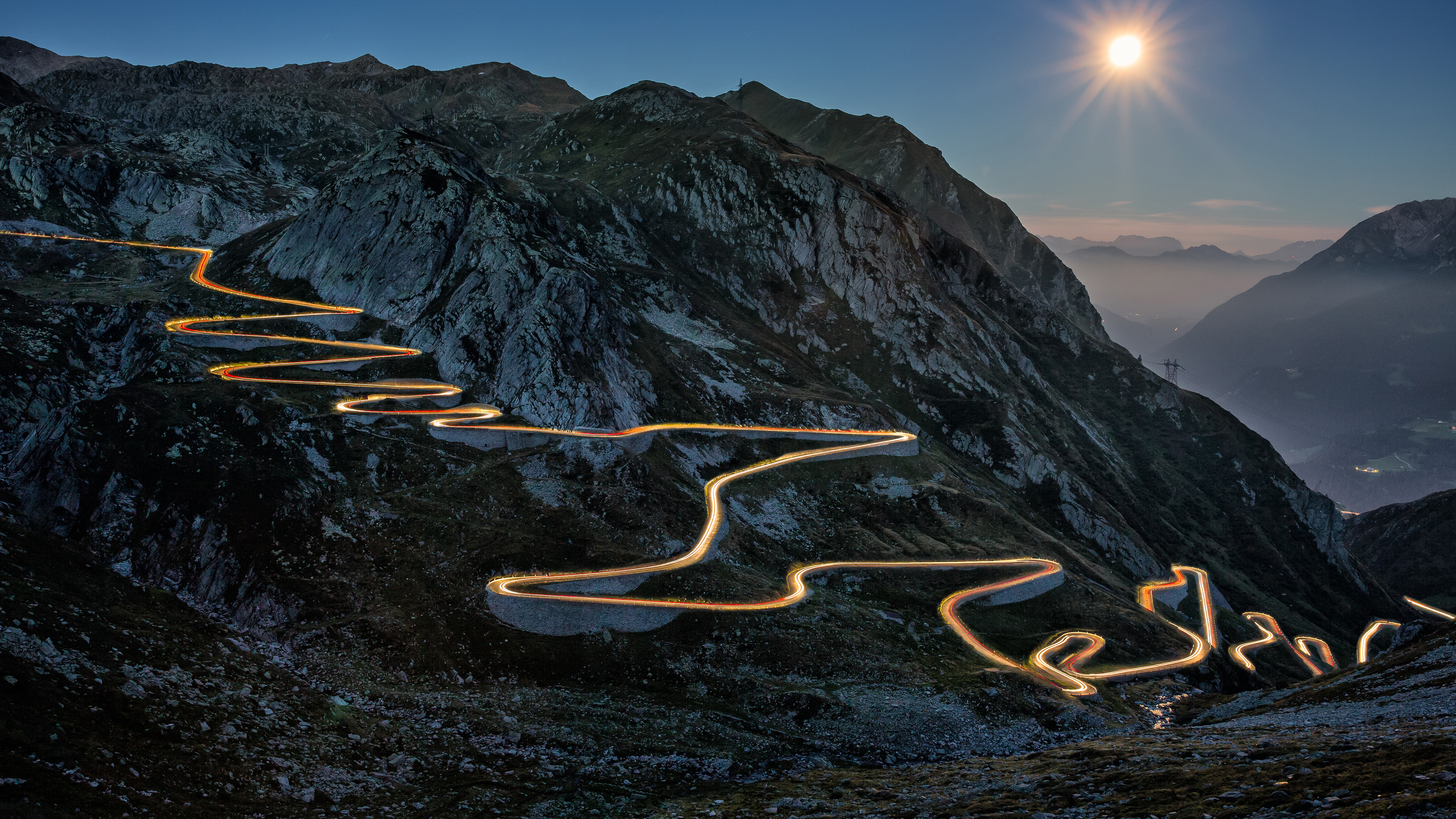 特雷莫拉公路在圣哥达山口，艾罗洛，瑞士 (© Sandro Bisaro/Getty Images)
