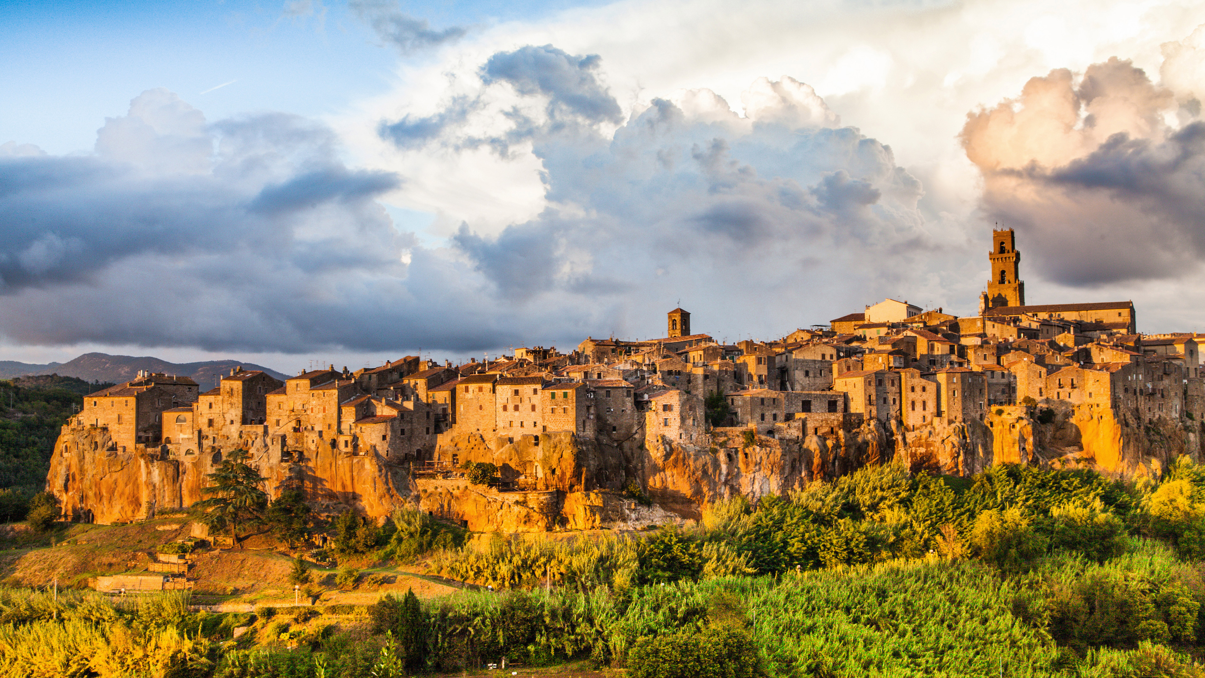 中世纪古镇皮蒂利亚诺, 托斯卡纳, 意大利 (© bluejayphoto/Getty Images Plus) 中世纪古镇皮蒂利亚诺, 托斯卡纳, 意大利 (© bluejayphoto/Getty Images Plus)