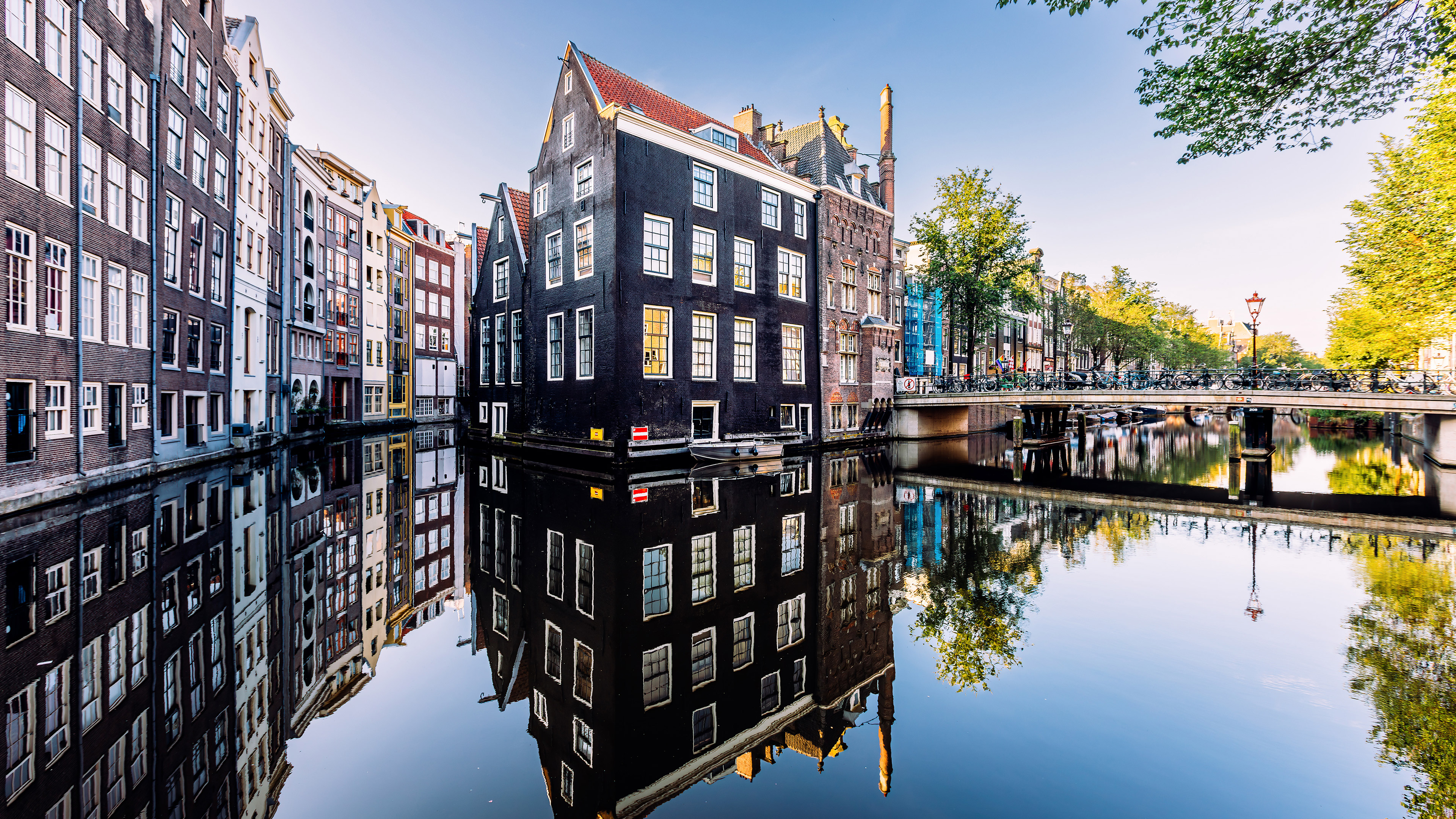 一次挥动桥臂，连接两岸 阿姆布鲁大桥，阿姆斯特丹，荷兰 (© Alexander Spatari/Getty Images)