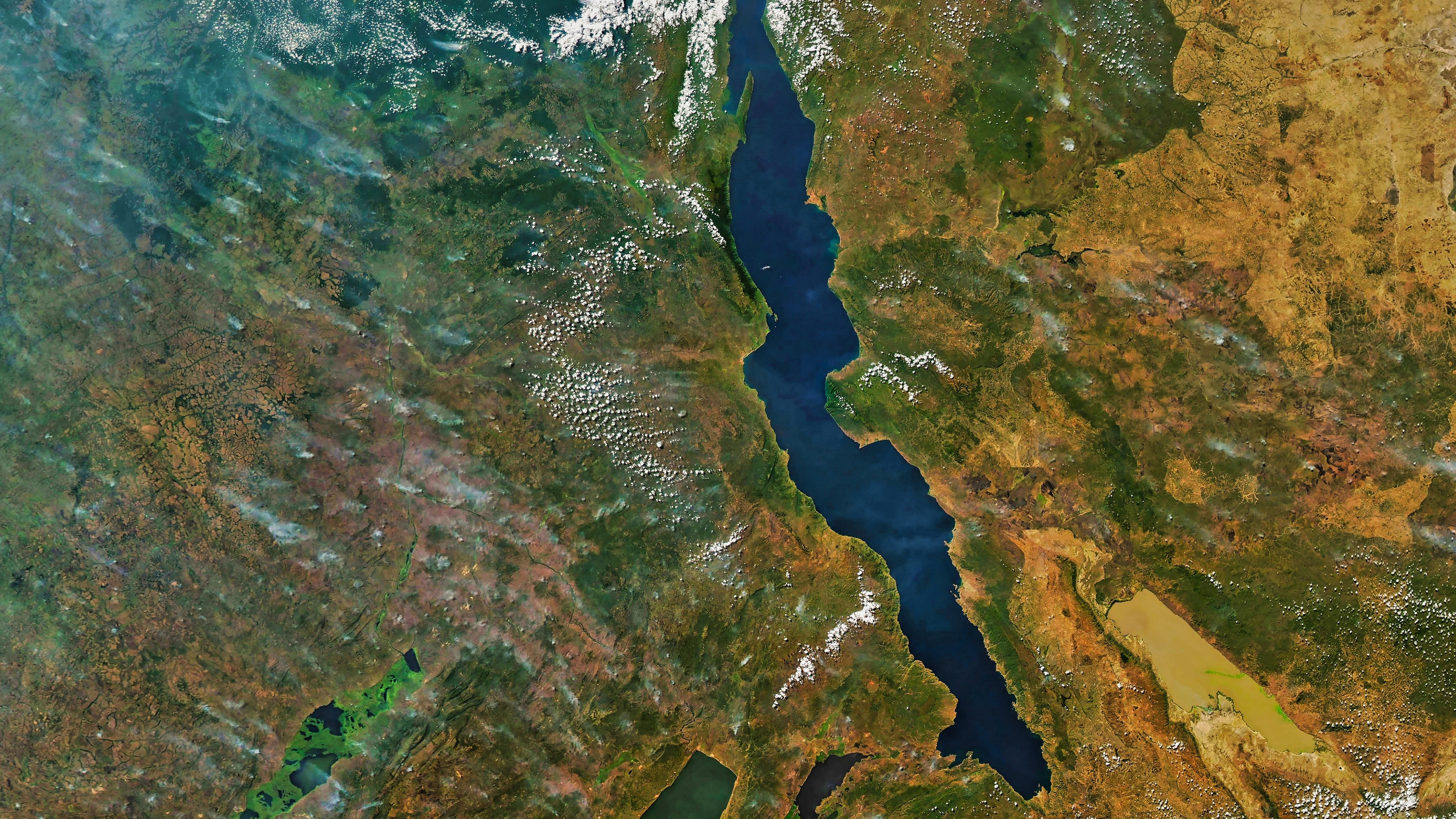 坦噶尼喀湖，非洲 (© BEST-BACKGROUNDS/NASA/Shutterstock)