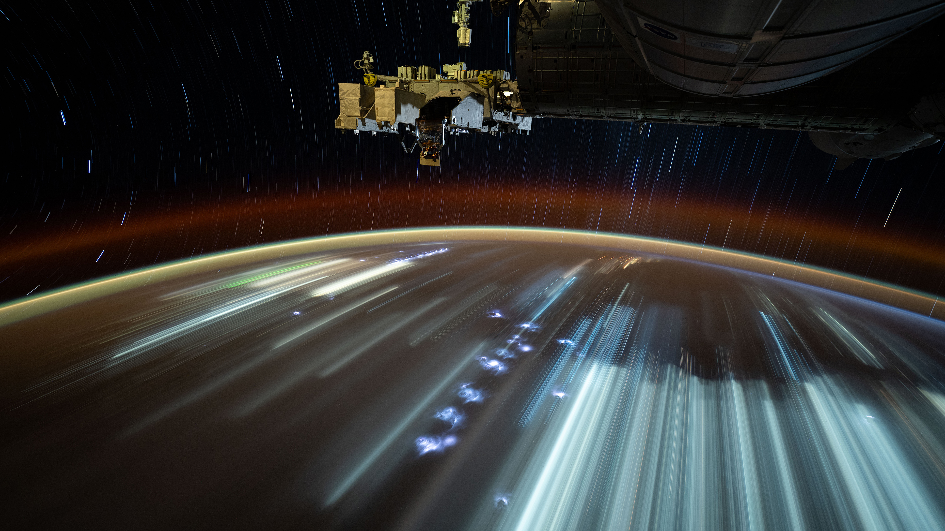 城市灯光在下方划过, 拍摄于国际空间站 (© NASA)