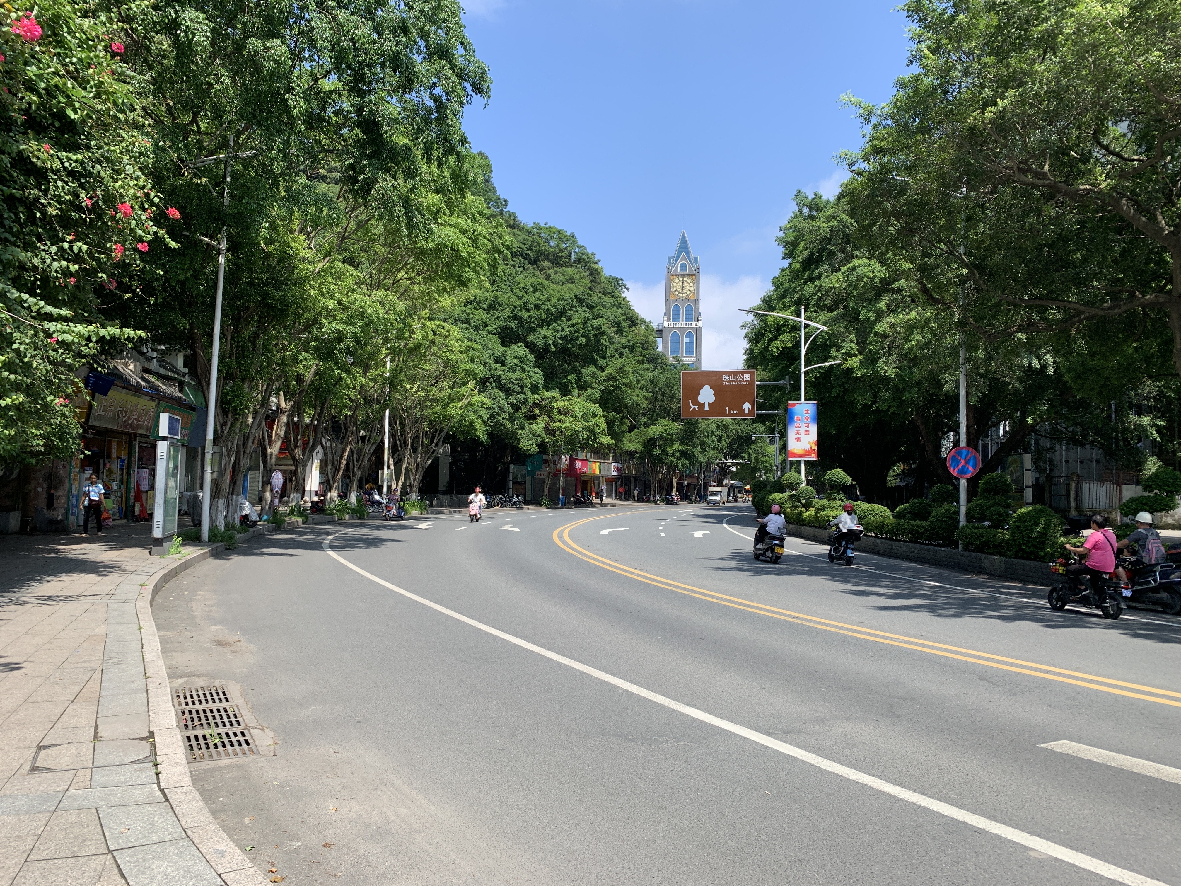 珠山地下商场对出大学路